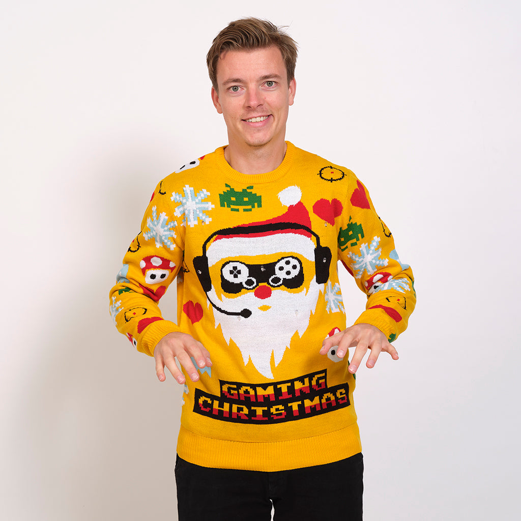 En man i gul jultröja med gamer-tomte och lampor.